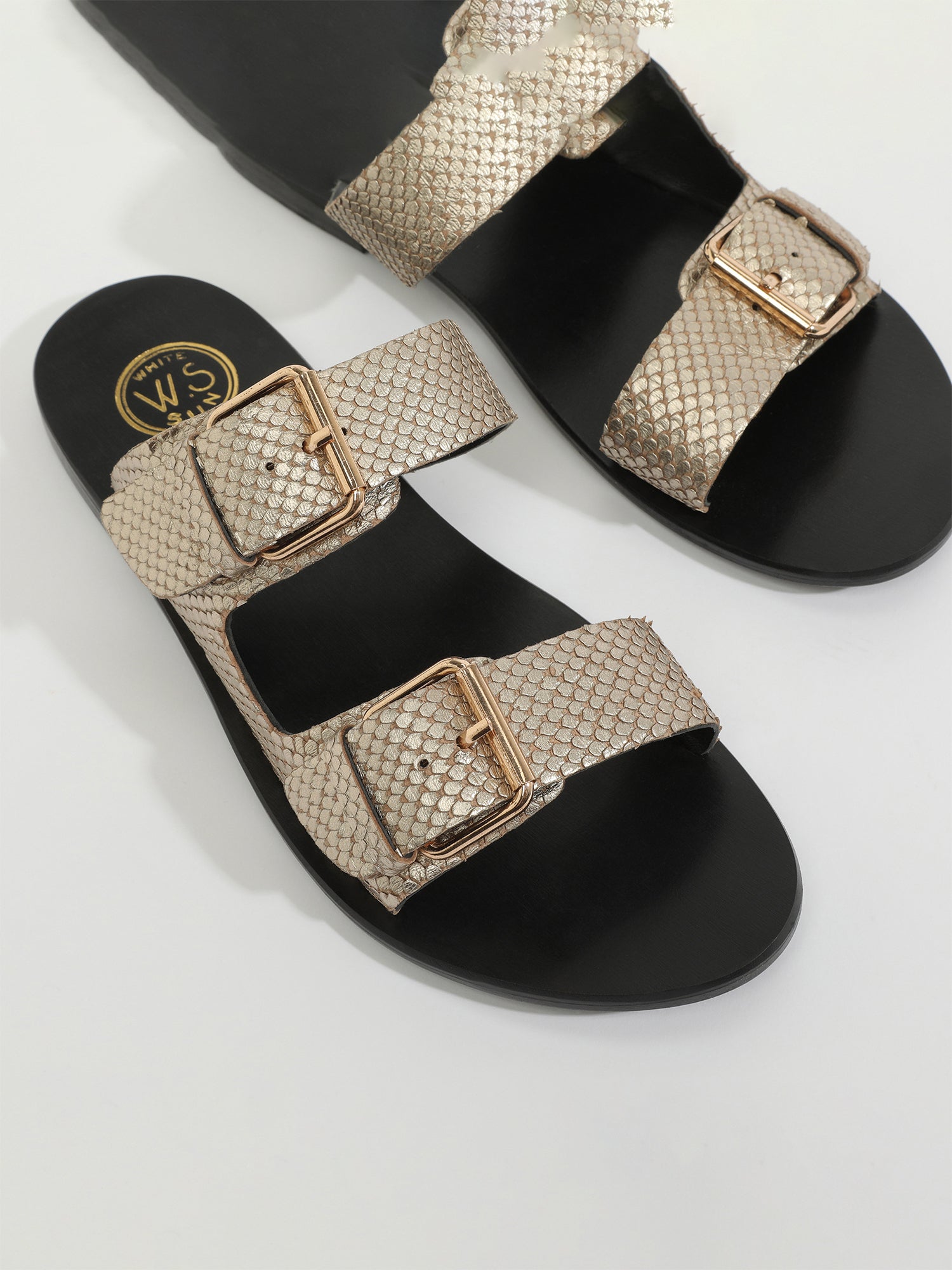 EDEN mules en cuir écailles