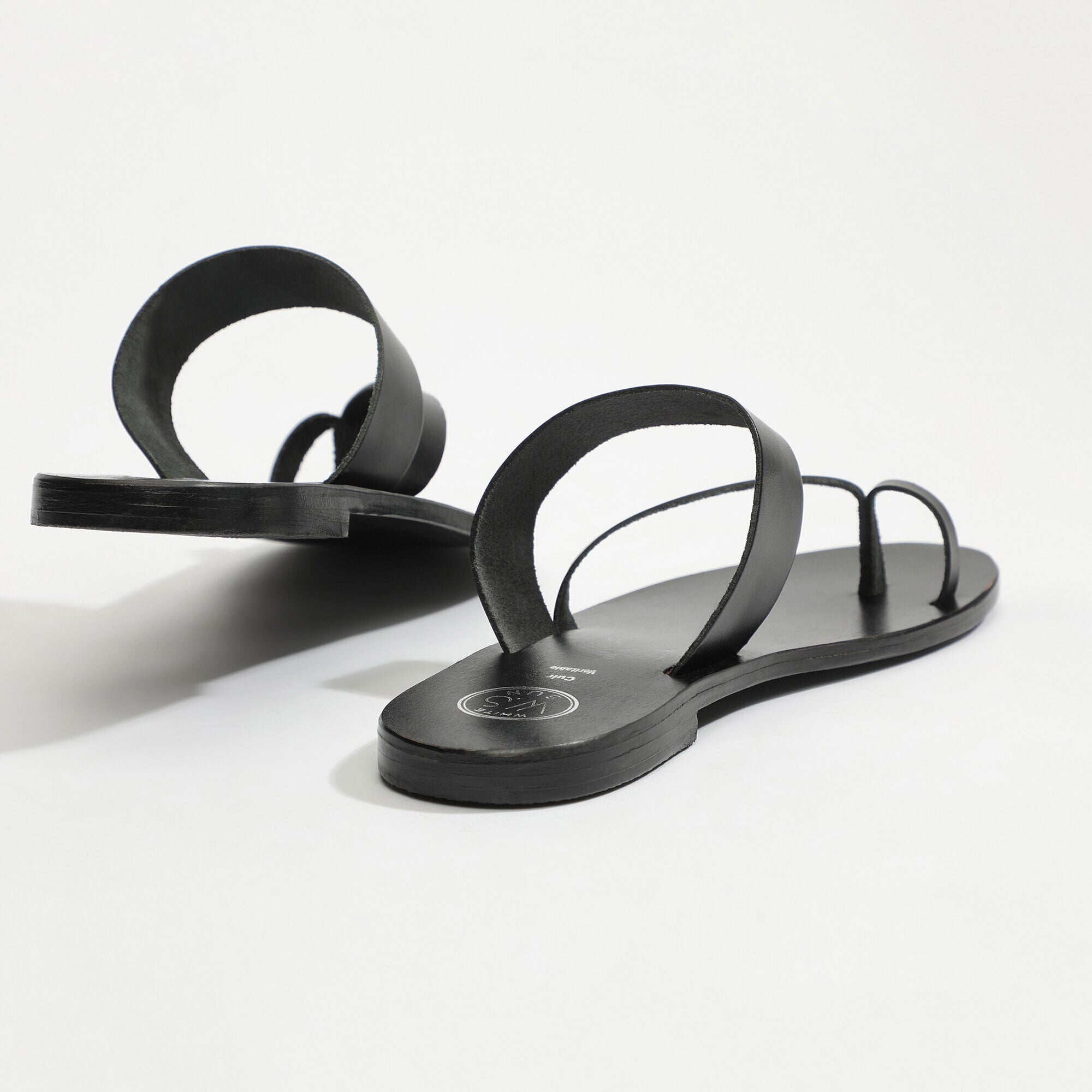 BREHAT mules entre doigt en cuir noir