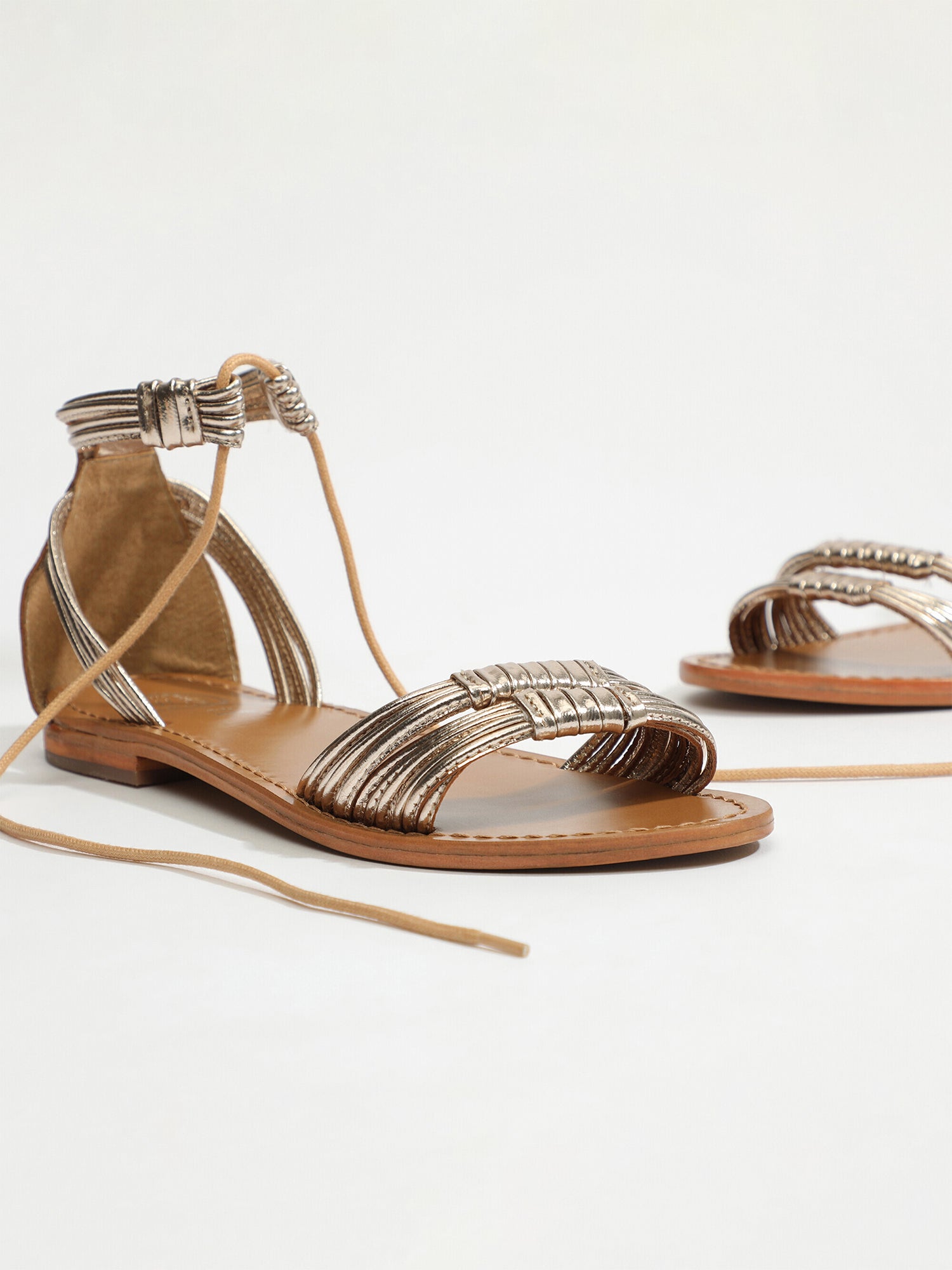 AITU sandales lacets en cuir or