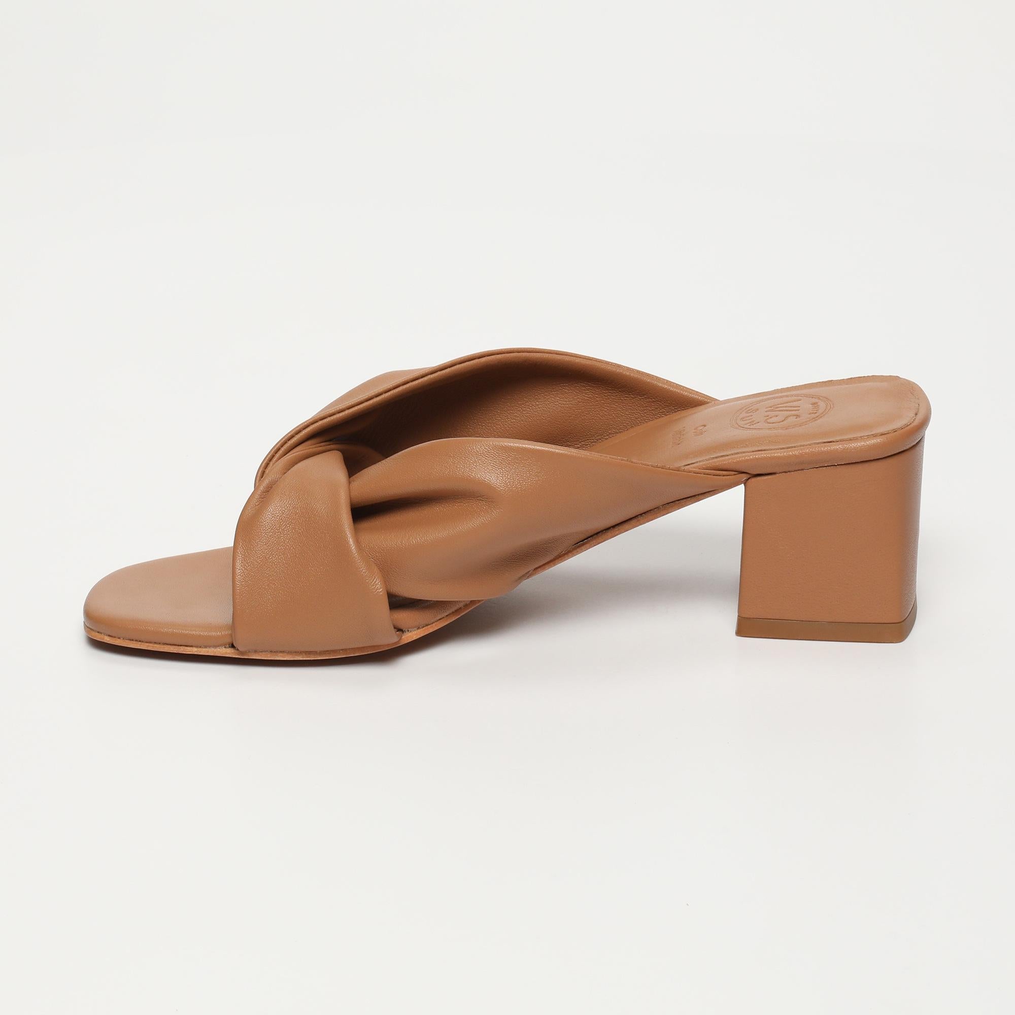 DEVAKI mules talon en cuir brun clair