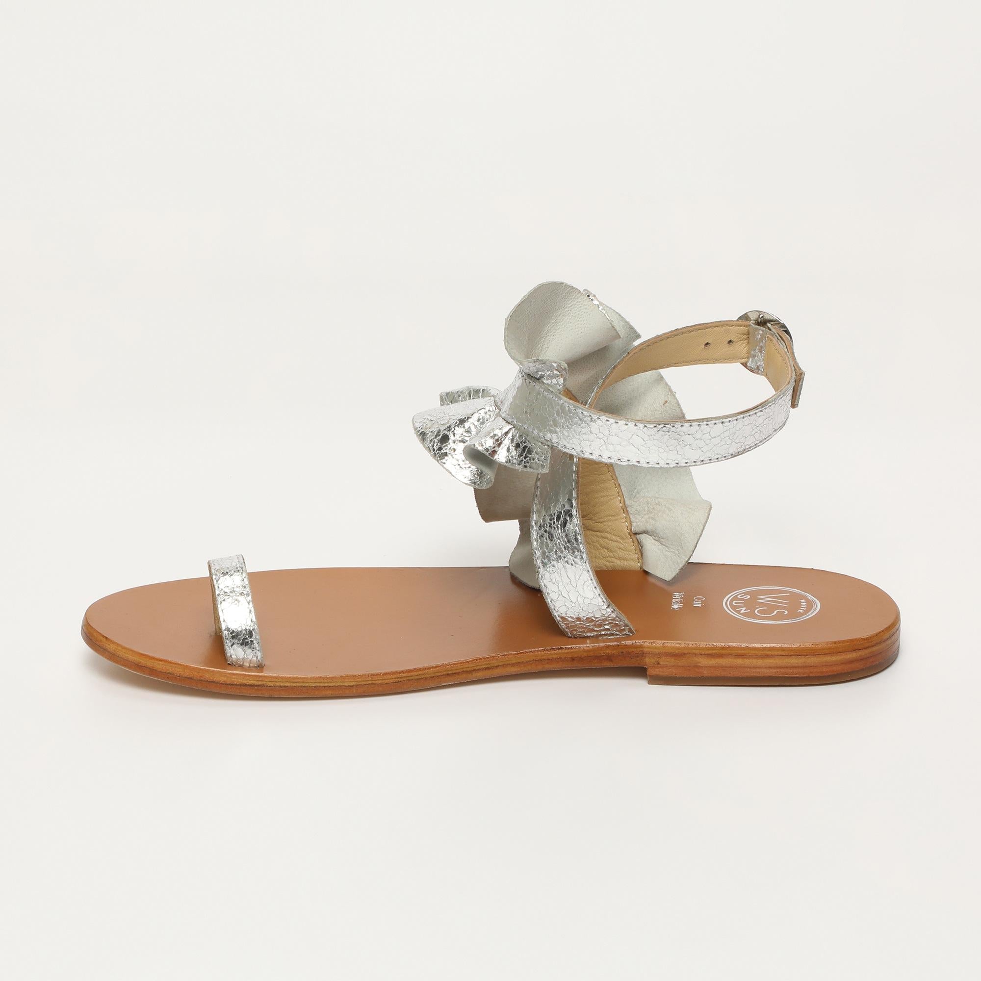 DEVIPRIYA sandales entre doigt fantaisie en cuir argent