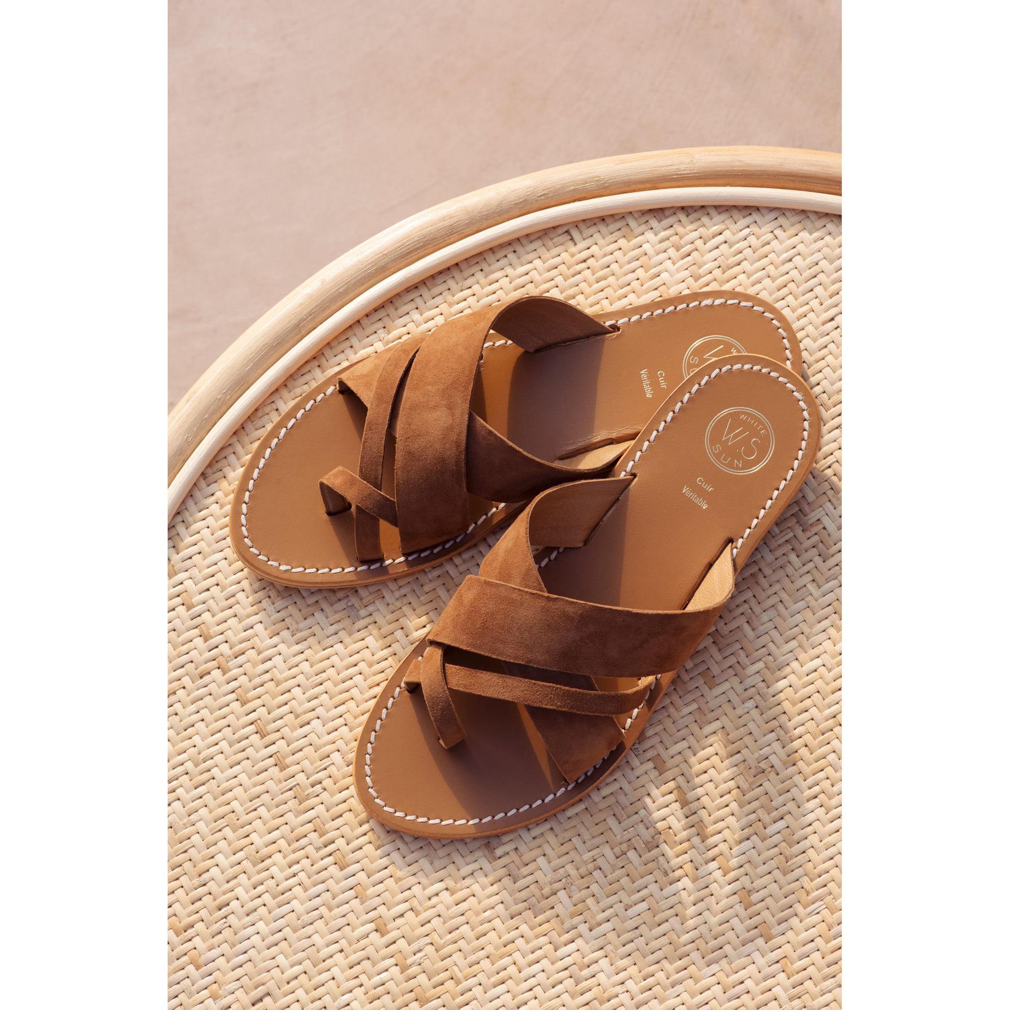 TASNEEM mules entre doigt en cuir camel