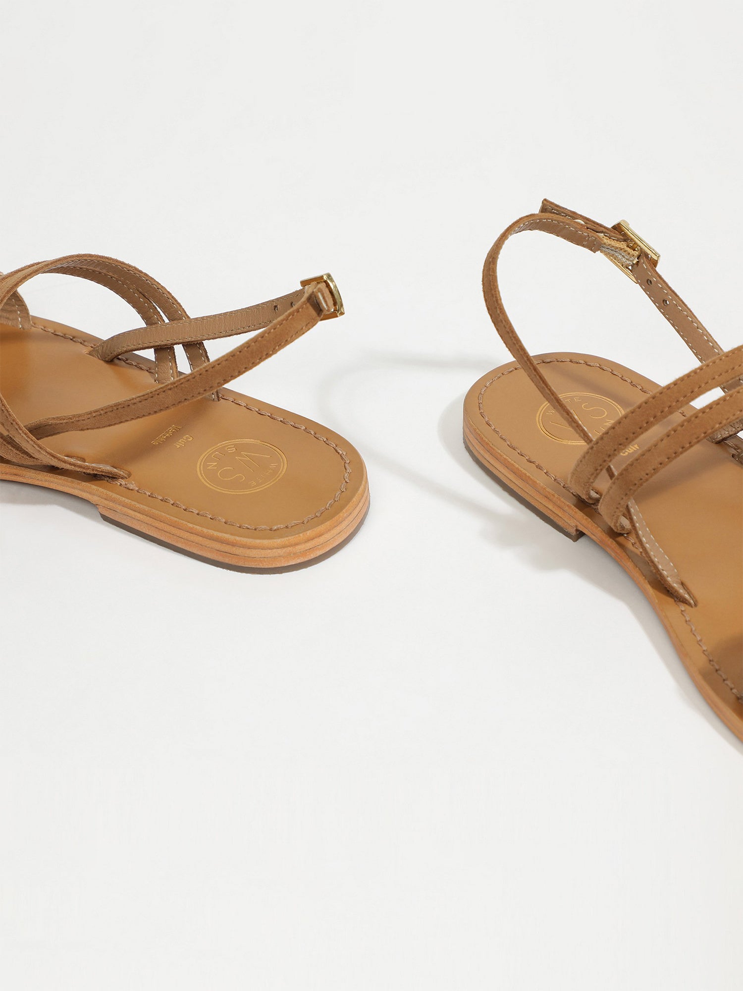 BACIS sandales en cuir camel et or