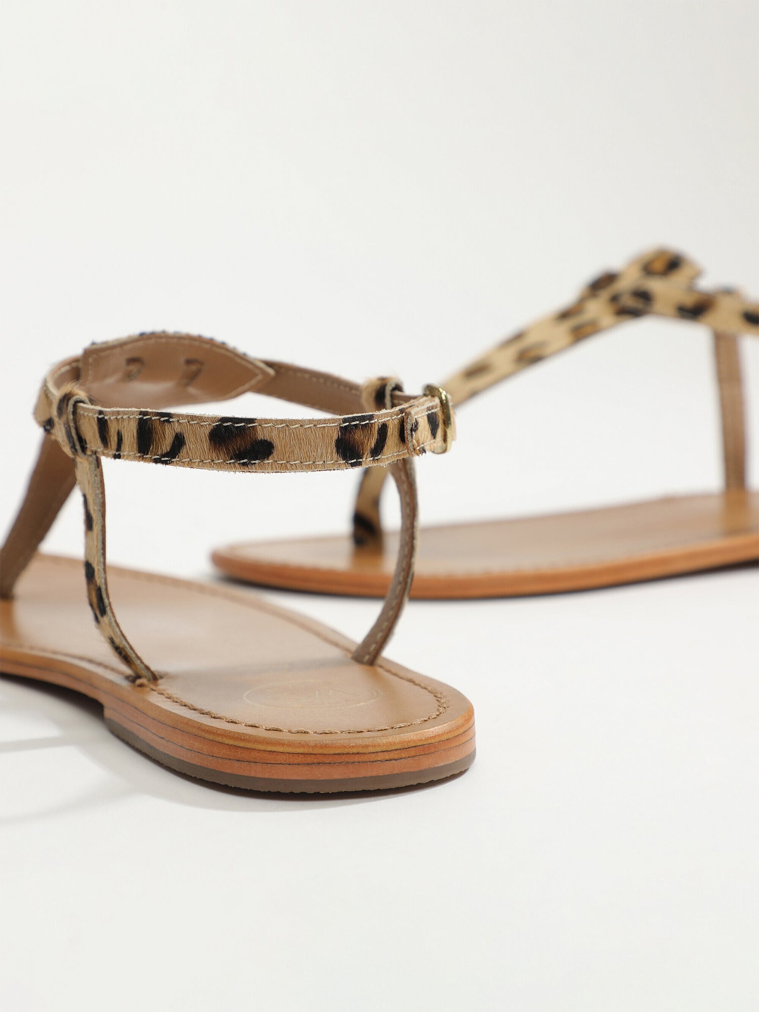 BULLA sandales entre doigt animal en cuir léopard