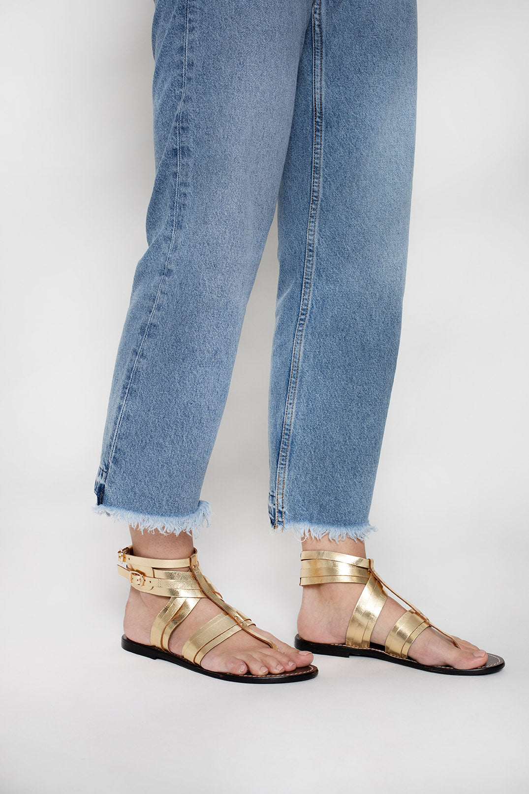 ANVERT sandales spartiates entre doigt en cuir or foncé