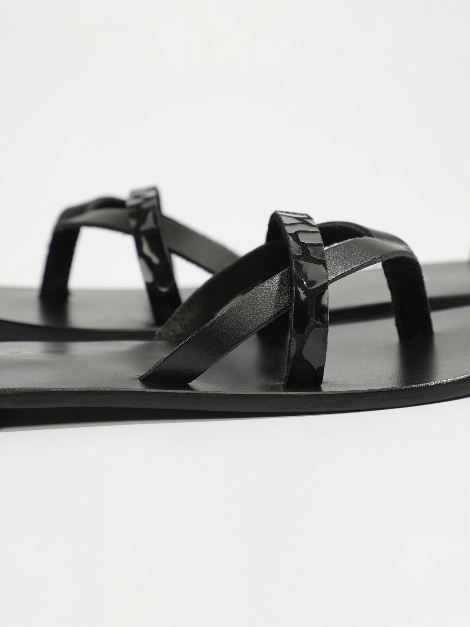 MITRA sandales entre doigt en cuir noir et alligator