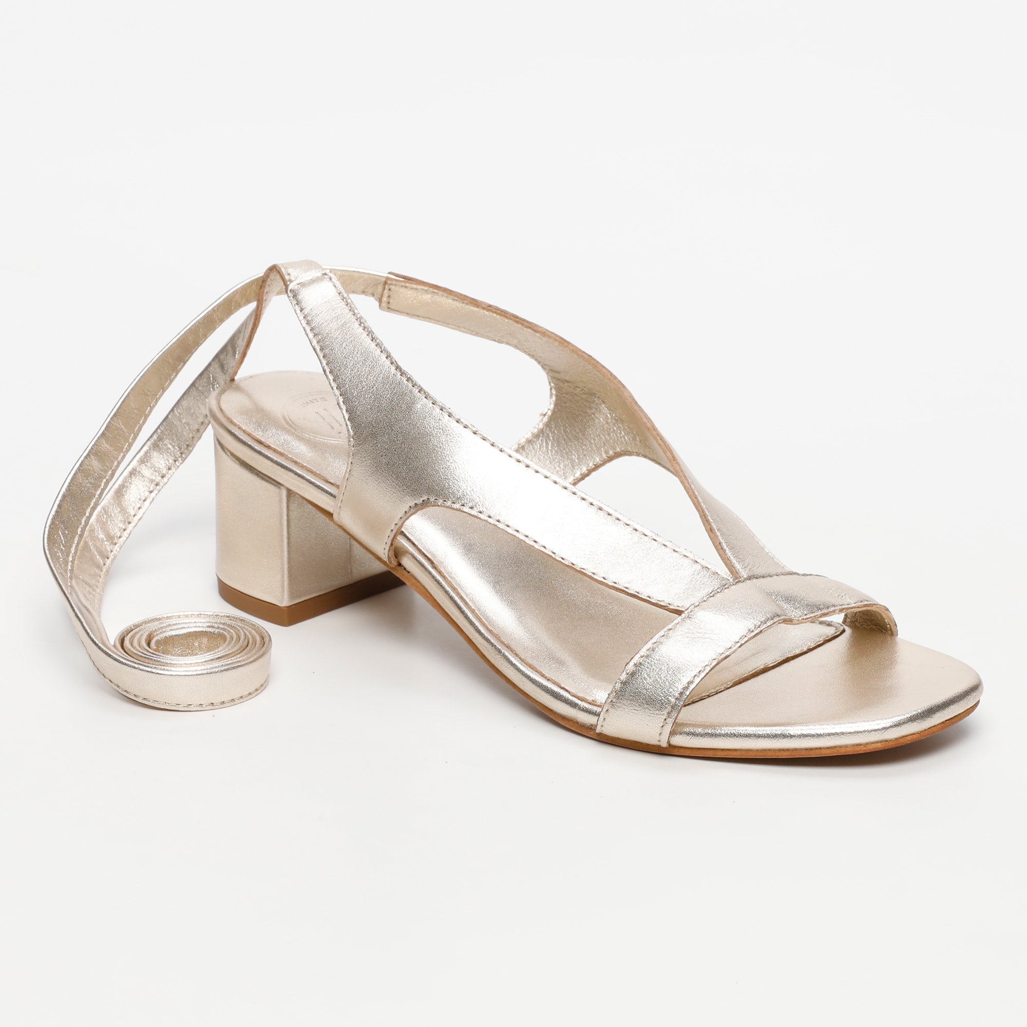 ISINYA sandales talon lacets en cuir platine