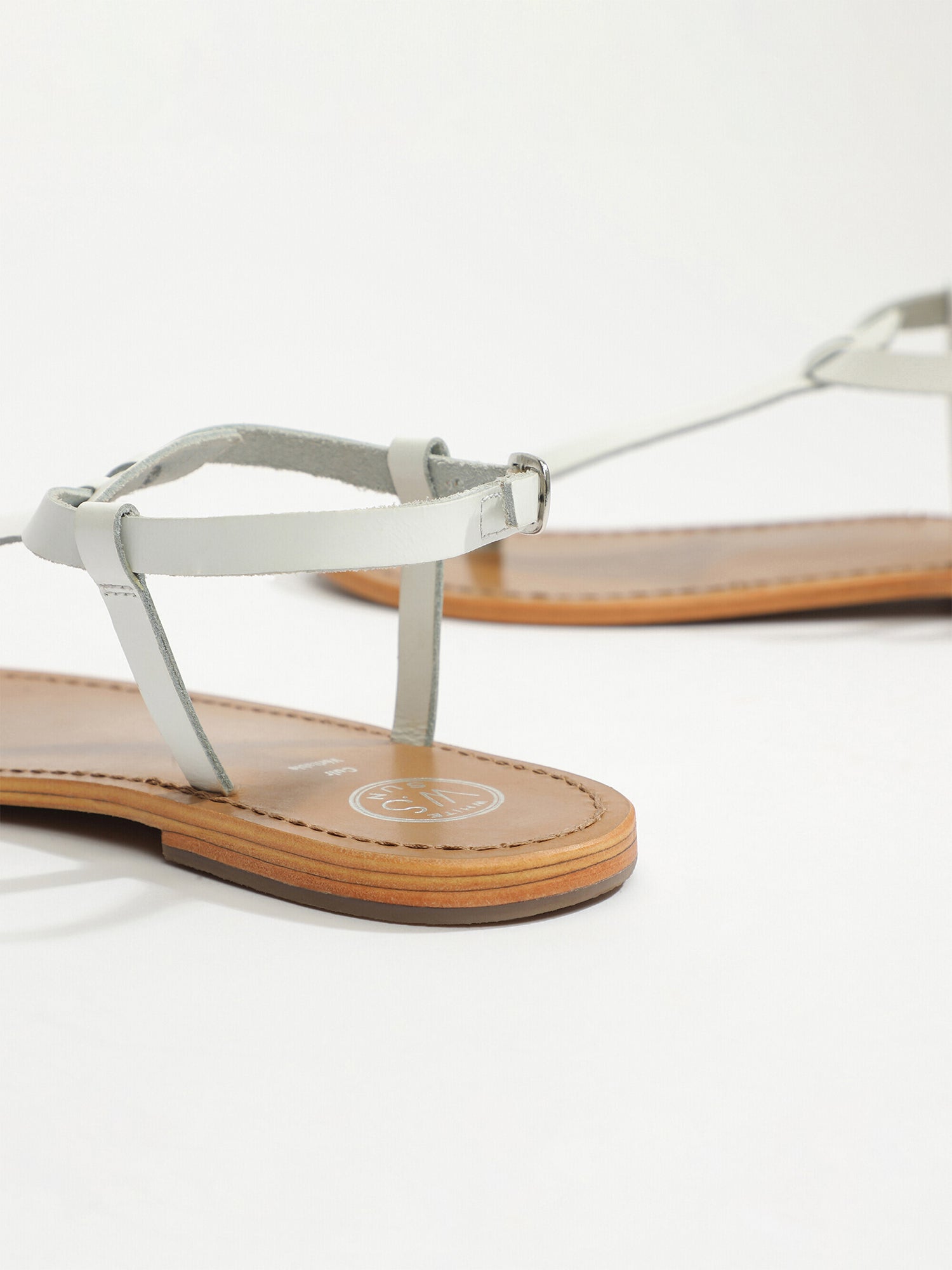 BULLA sandales entre doigt en cuir blanc