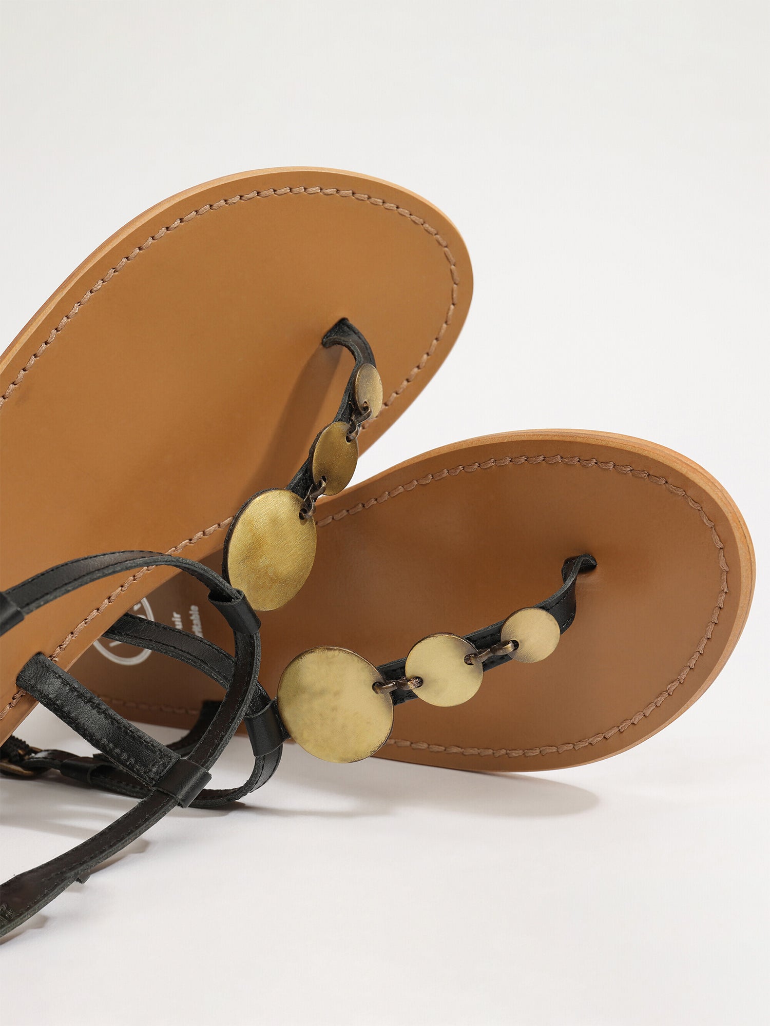 CYMATIUM sandales entre doigt fantaisie en cuir noir