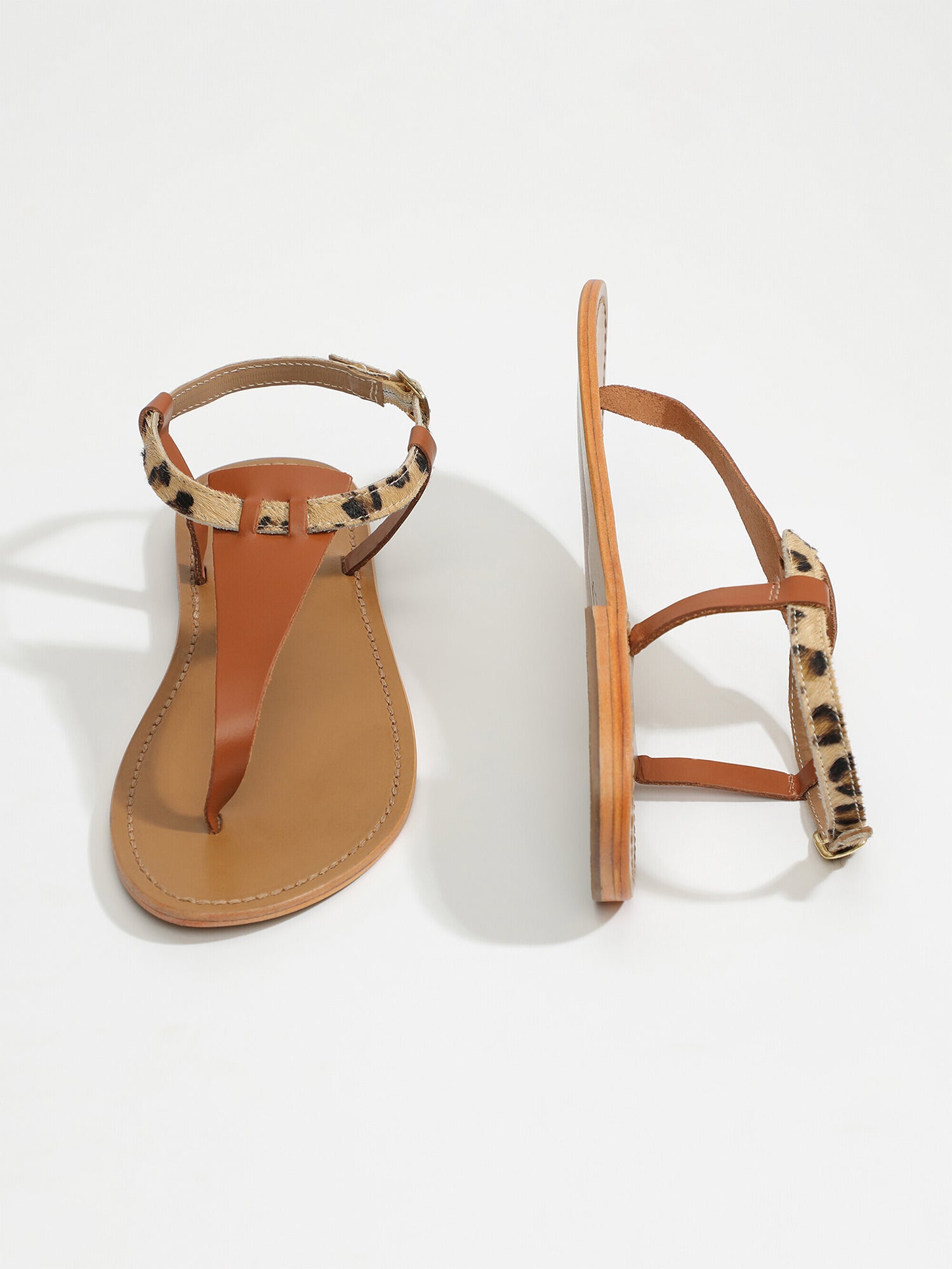 BULLA sandales entre doigt en cuir camel et léopard