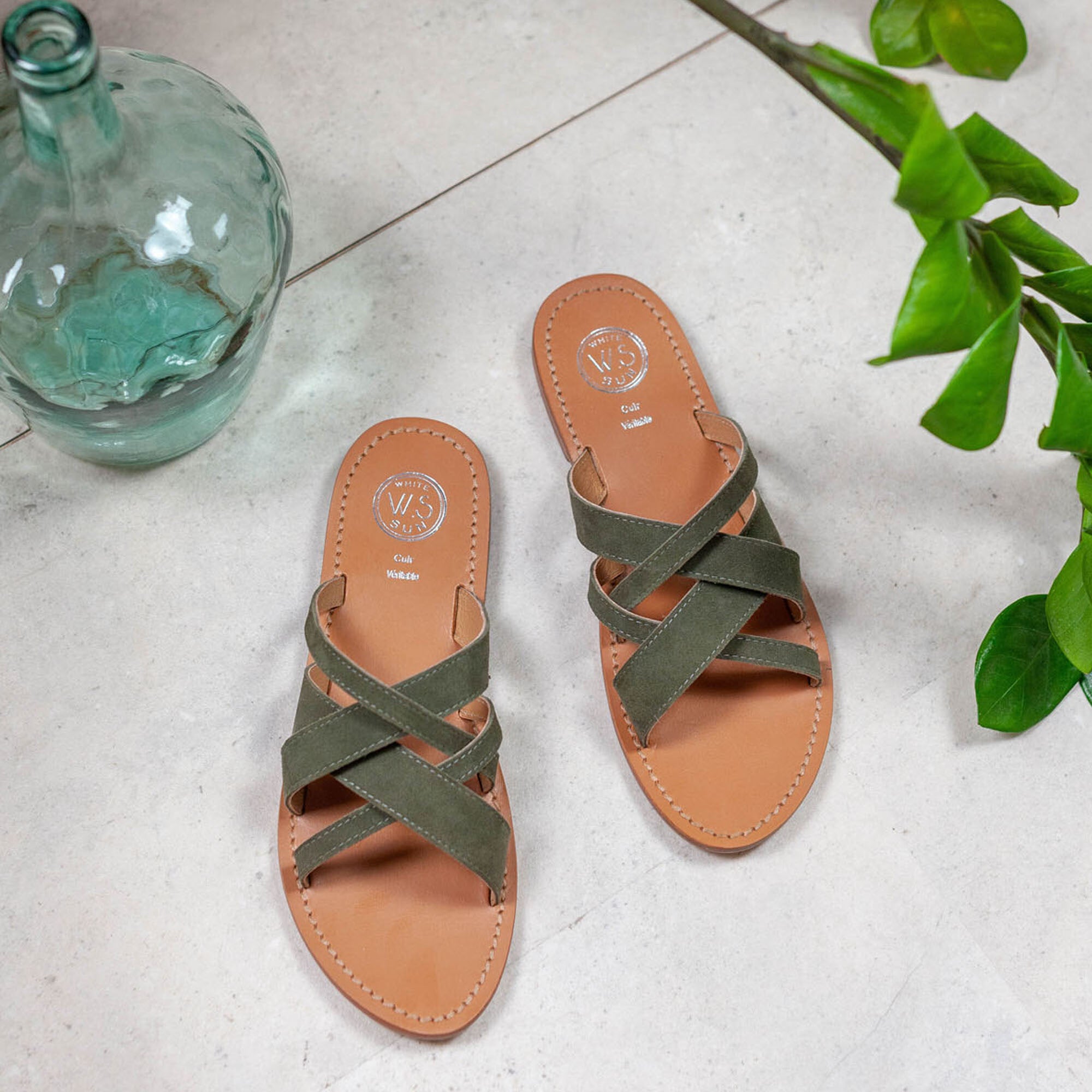 CLOT mules en cuir kaki