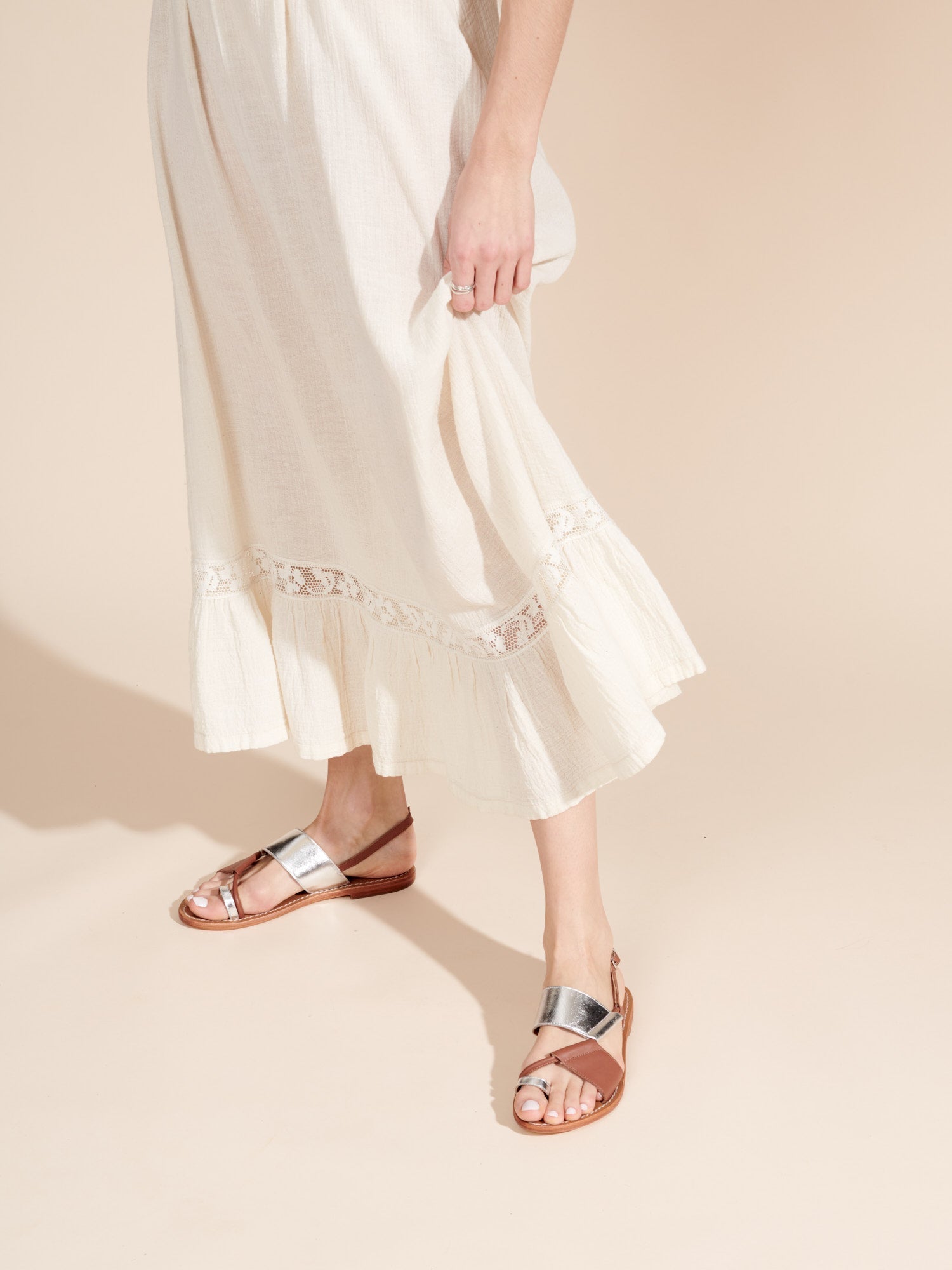 PASEIO sandales entre doigt en cuir camel et argent