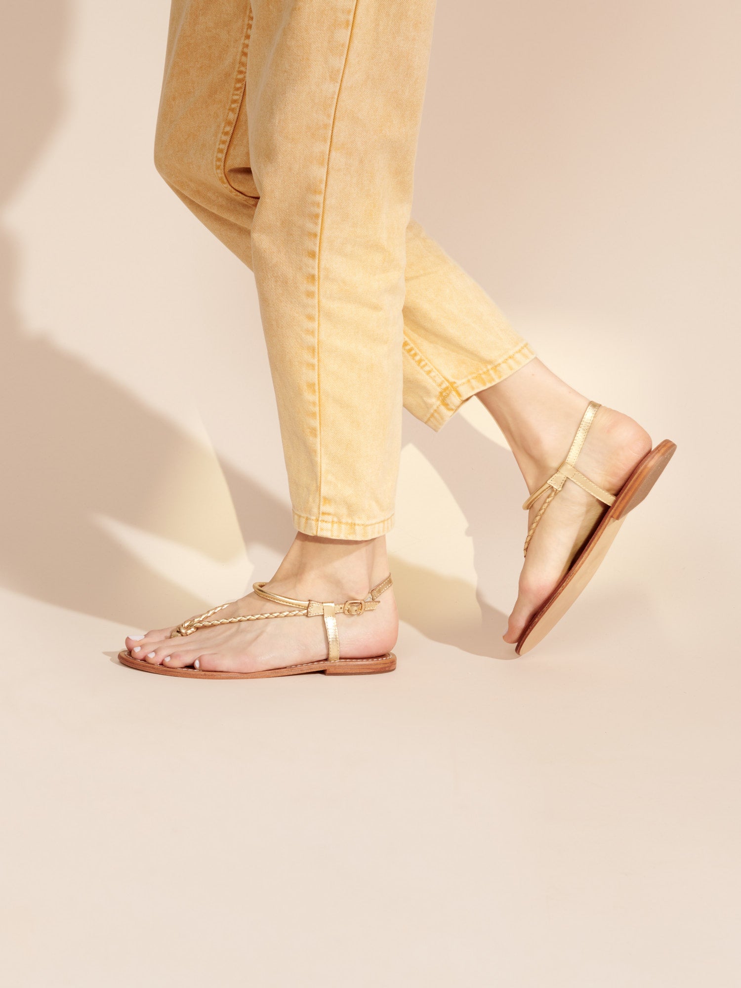 PAZ sandales entre doigt tresse en cuir or foncé