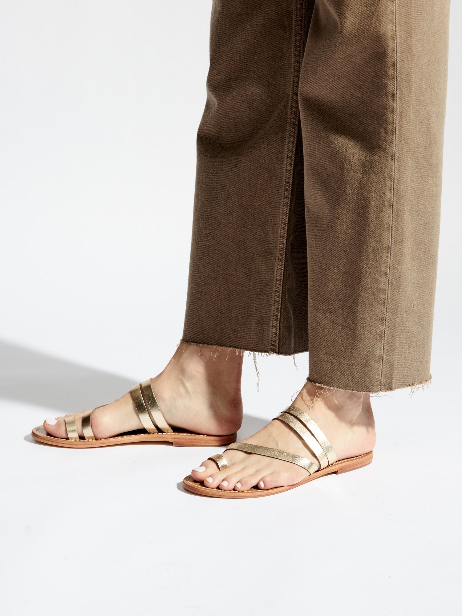 VIAGEM mules entre doigt en cuir or foncé