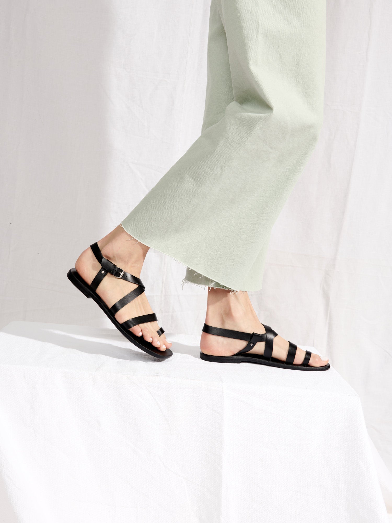 AHOURA sandales entre doigt en cuir noir