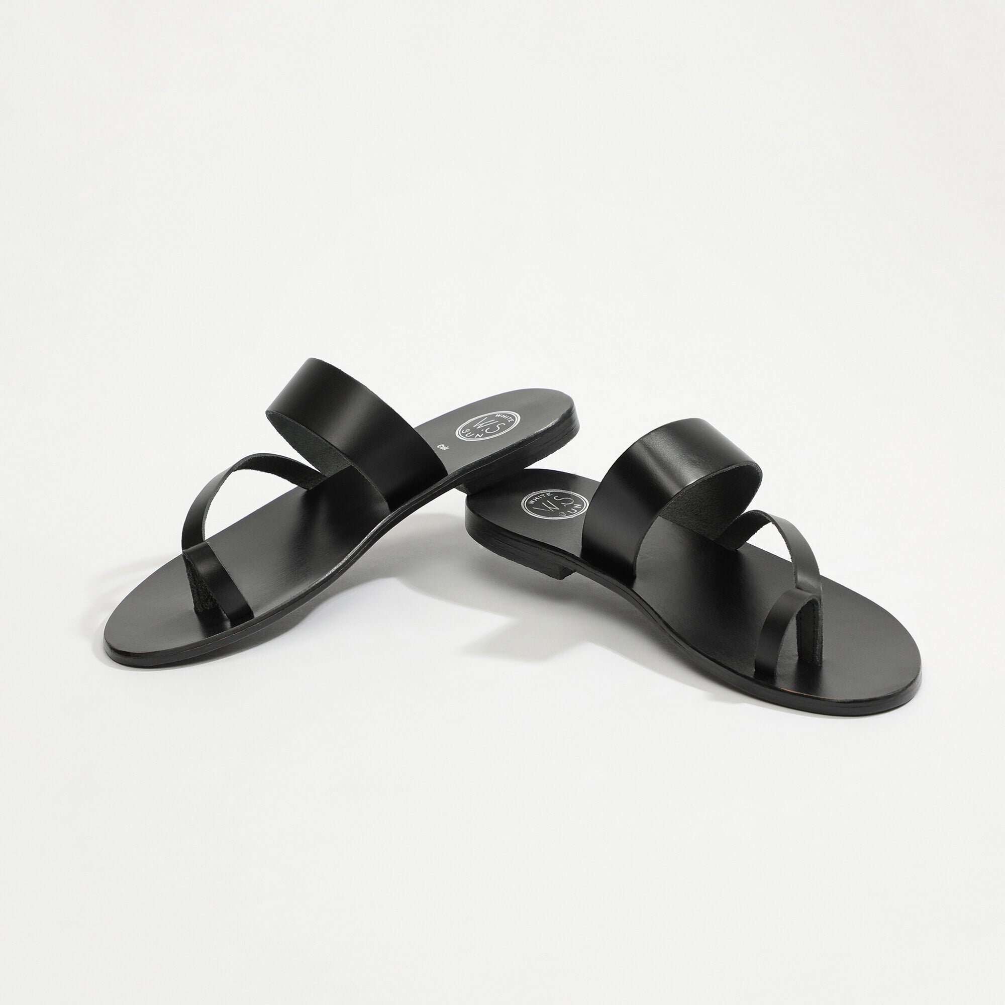 BREHAT mules entre doigt en cuir noir