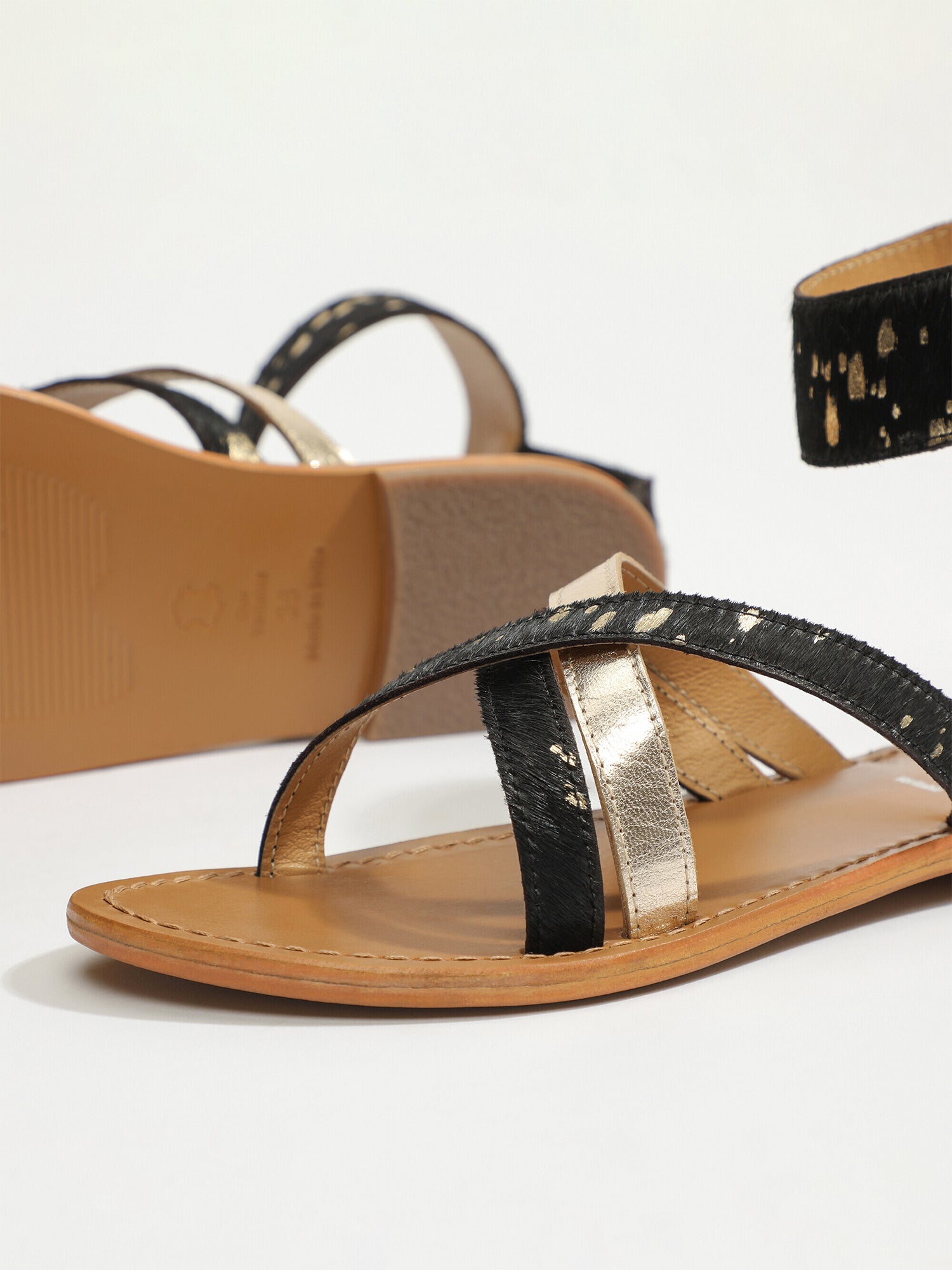BORA sandales en cuir noir et or