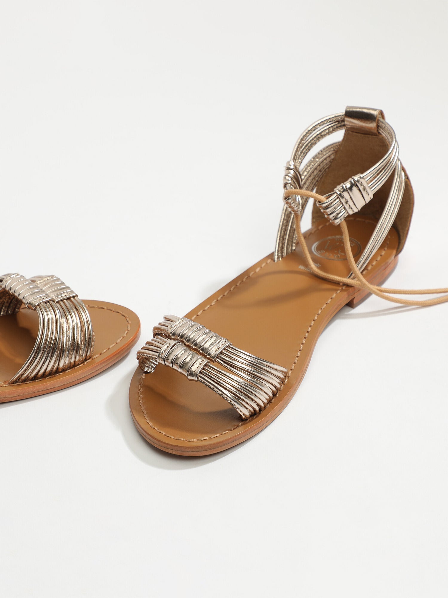AITU sandales lacets en cuir or
