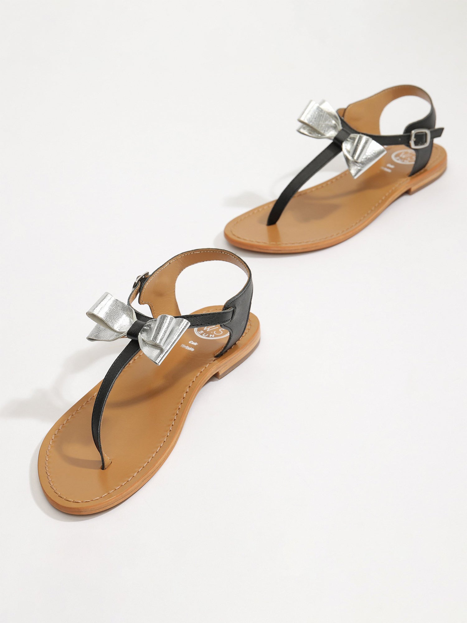 TELEPHAE sandales entre doigt lacets en cuir noir et argent