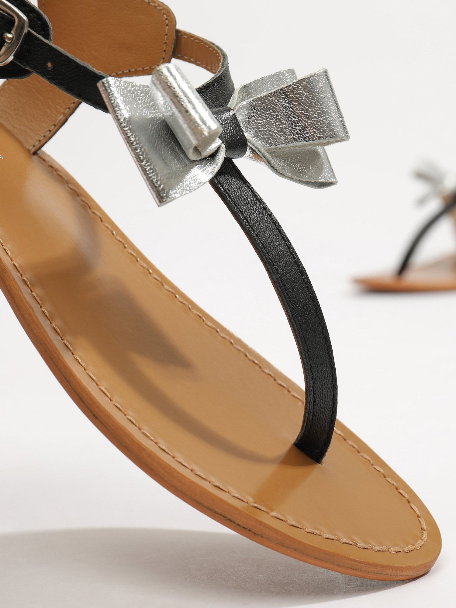 TELEPHAE sandales entre doigt lacets en cuir noir et argent
