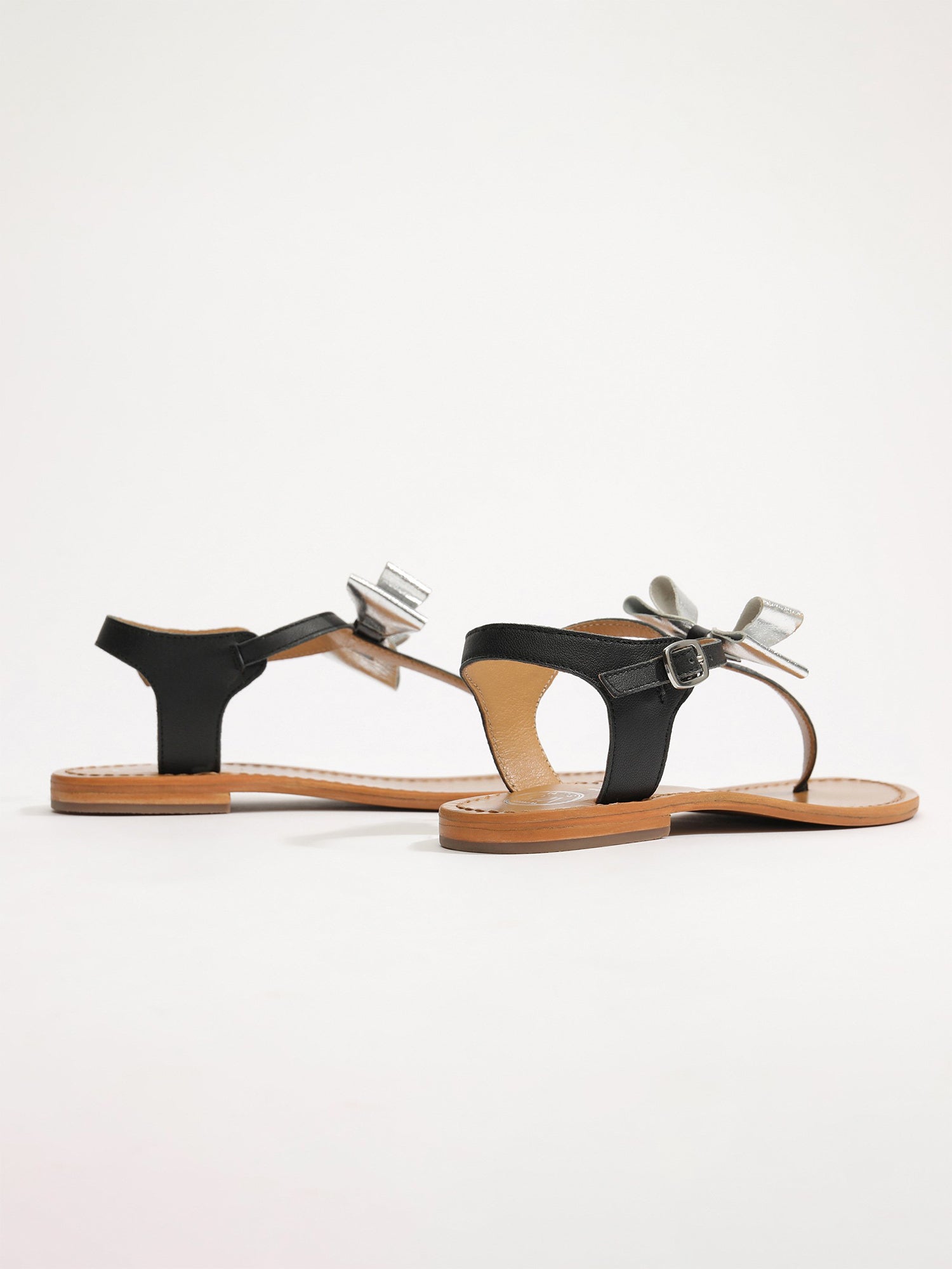 TELEPHAE sandales entre doigt lacets en cuir noir et argent