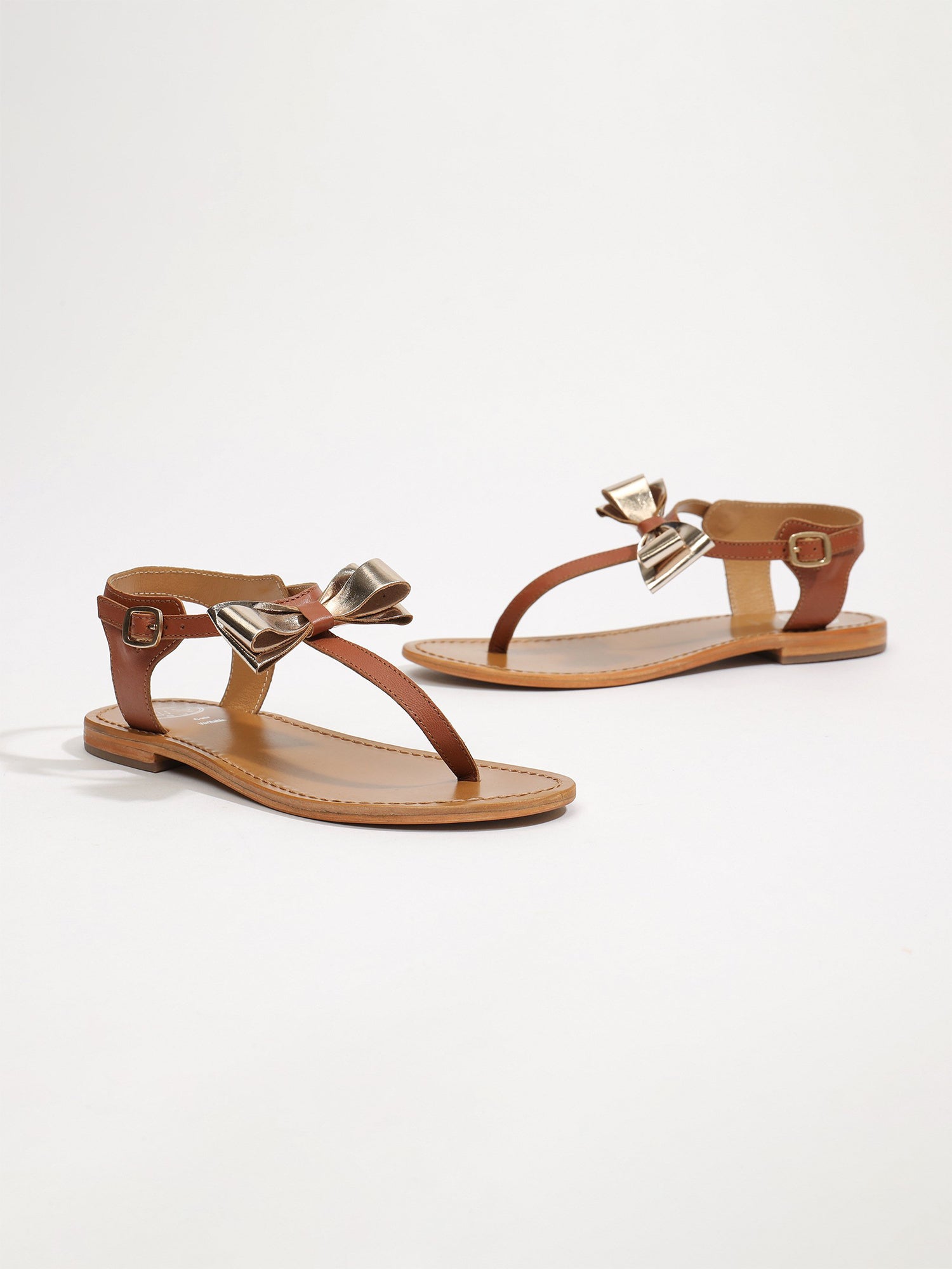 TELEPHAE sandales entre doigt fantaisie en cuir camel et or
