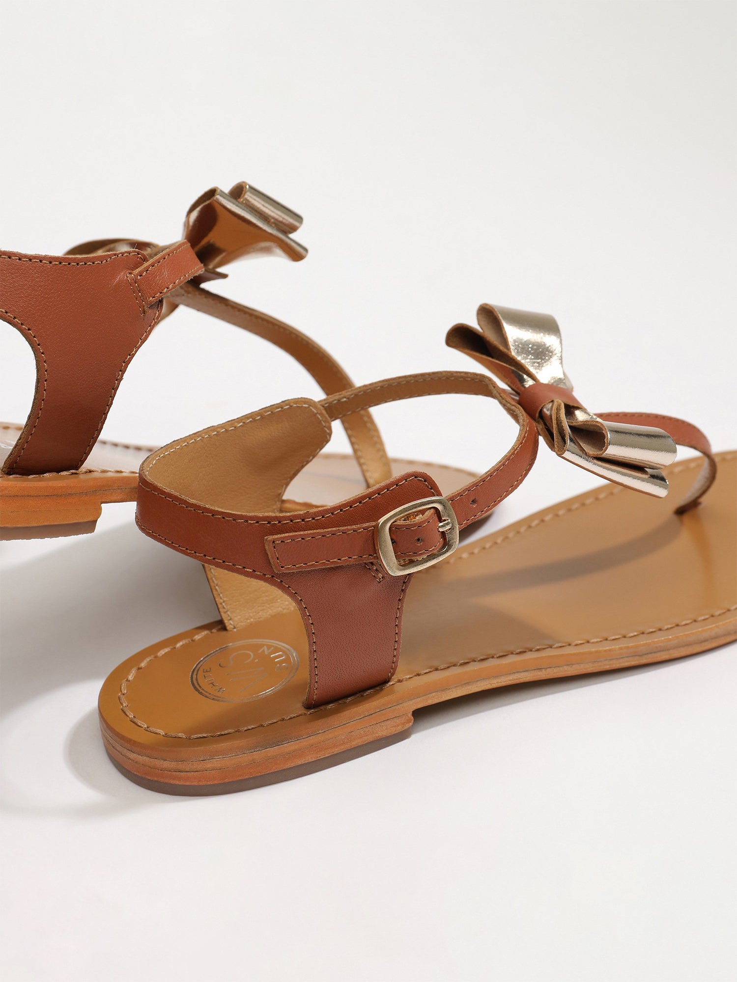 TELEPHAE sandales entre doigt fantaisie en cuir camel et or