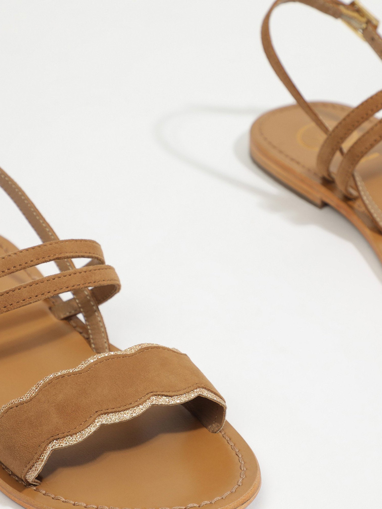 BACIS sandales en cuir camel et or