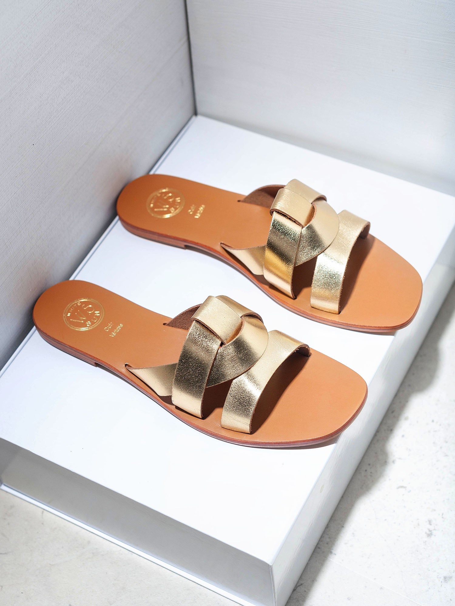 NOHAM mules en cuir or foncé