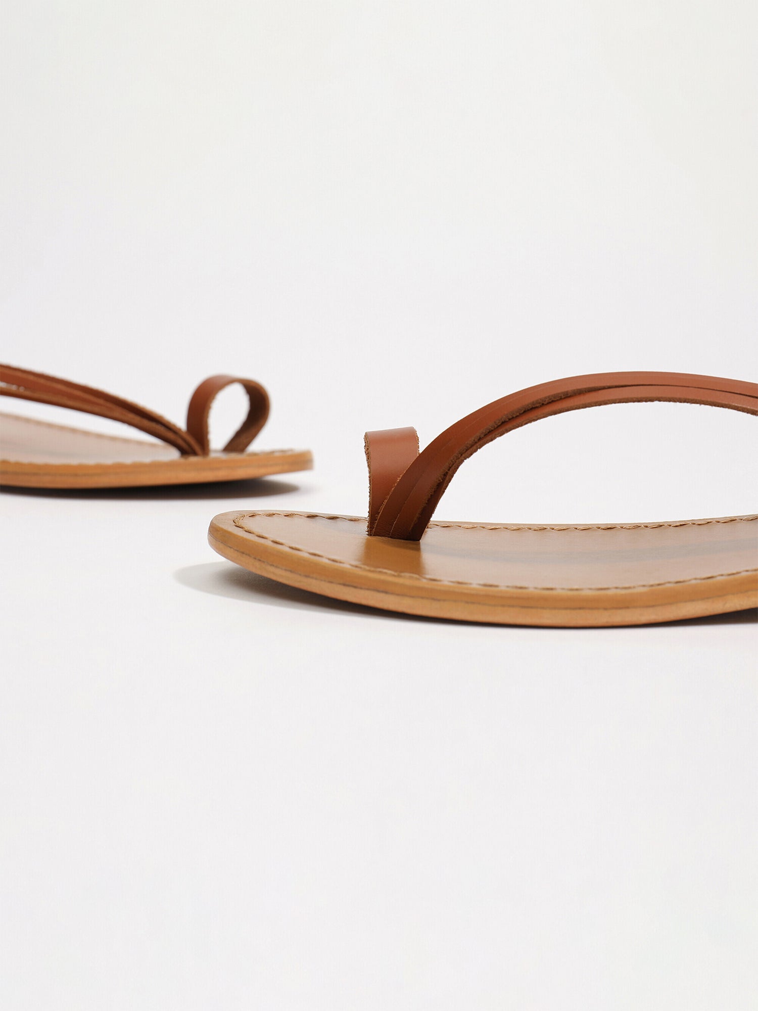 AQUIRAZ sandales entre doigt en cuir camel