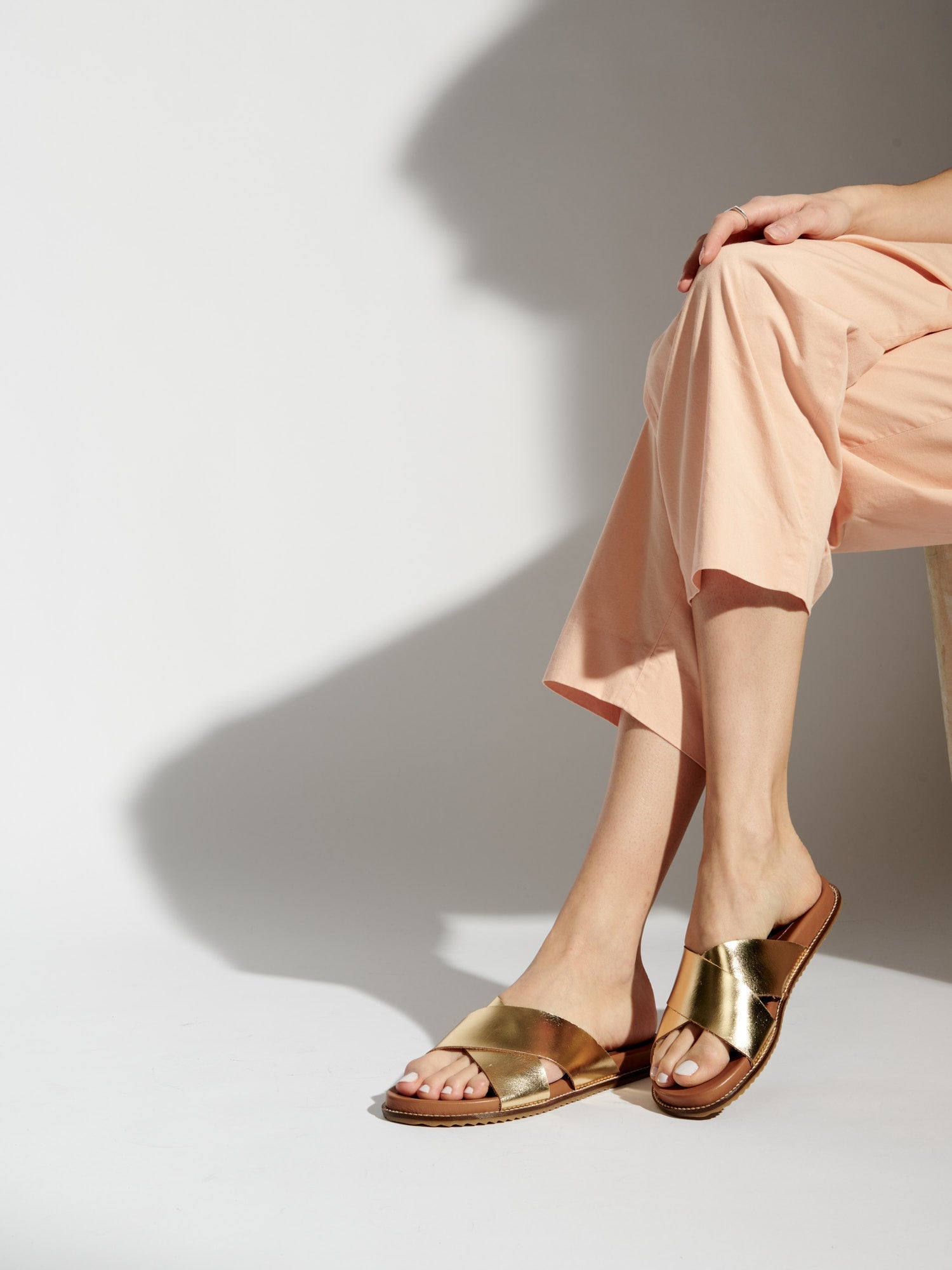 LOUTSIAN mules en cuir or foncé