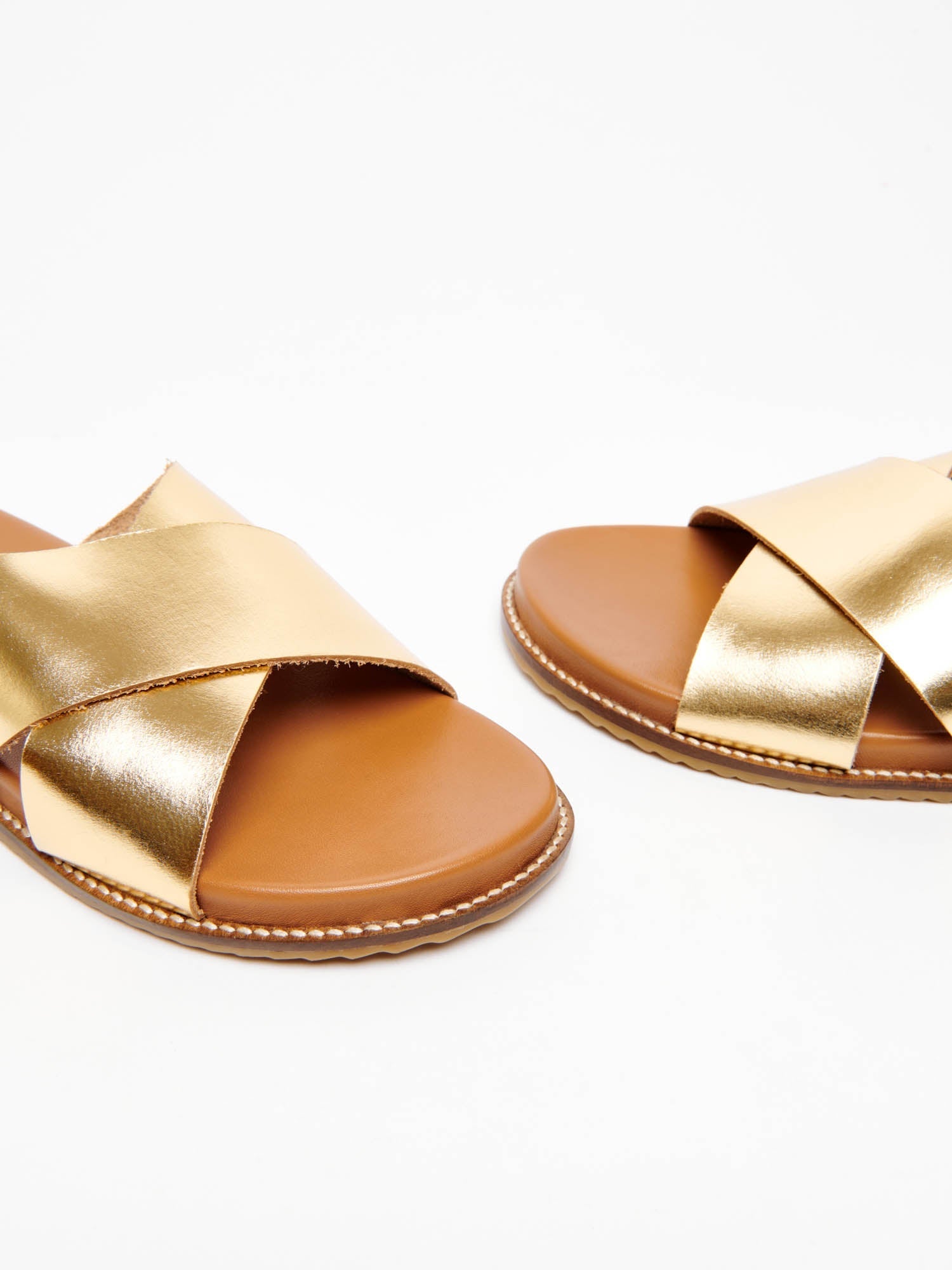 LOUTSIAN mules en cuir or foncé