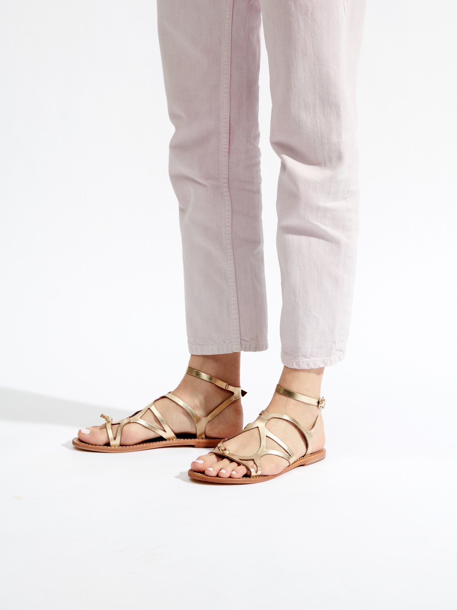 SOBRAL sandales spartiates entre doigt en cuir or foncé