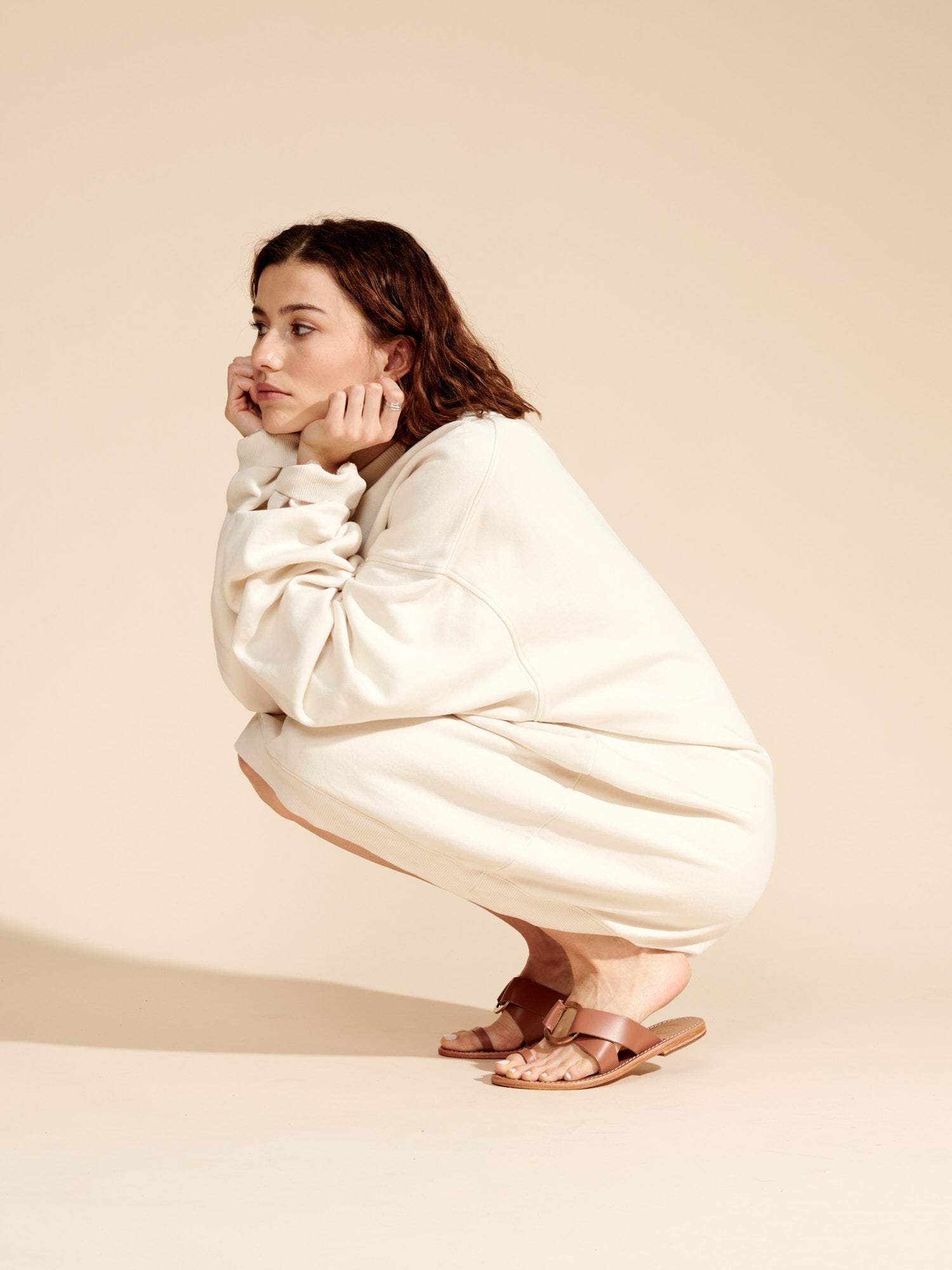 EMRATI mules entre doigt en cuir camel