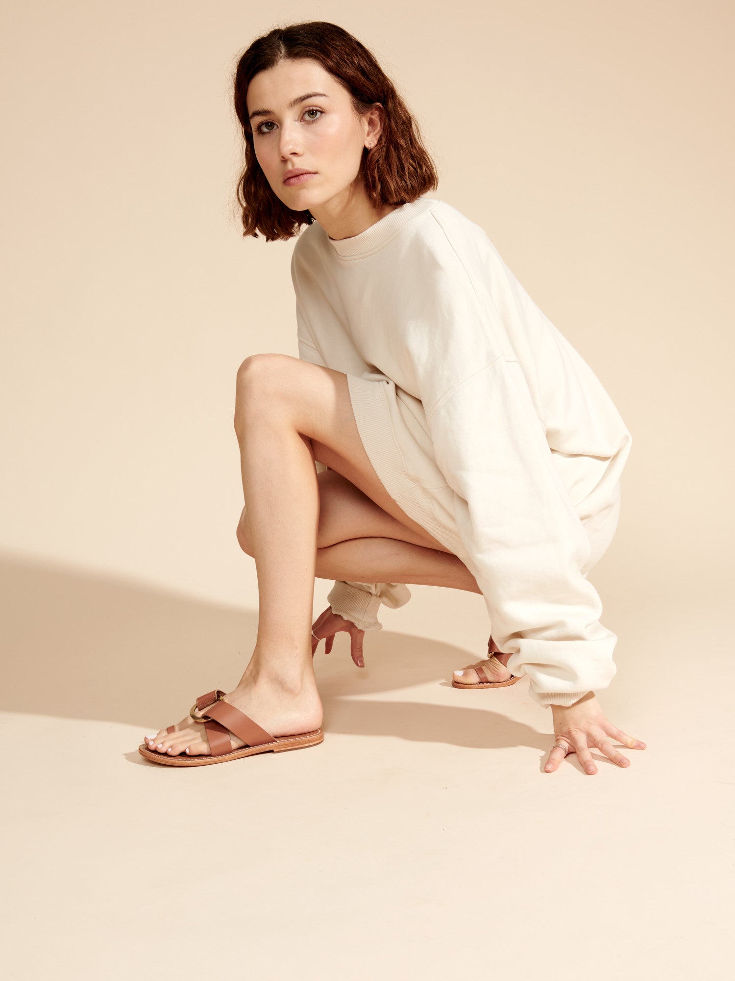 EMRATI mules entre doigt en cuir camel