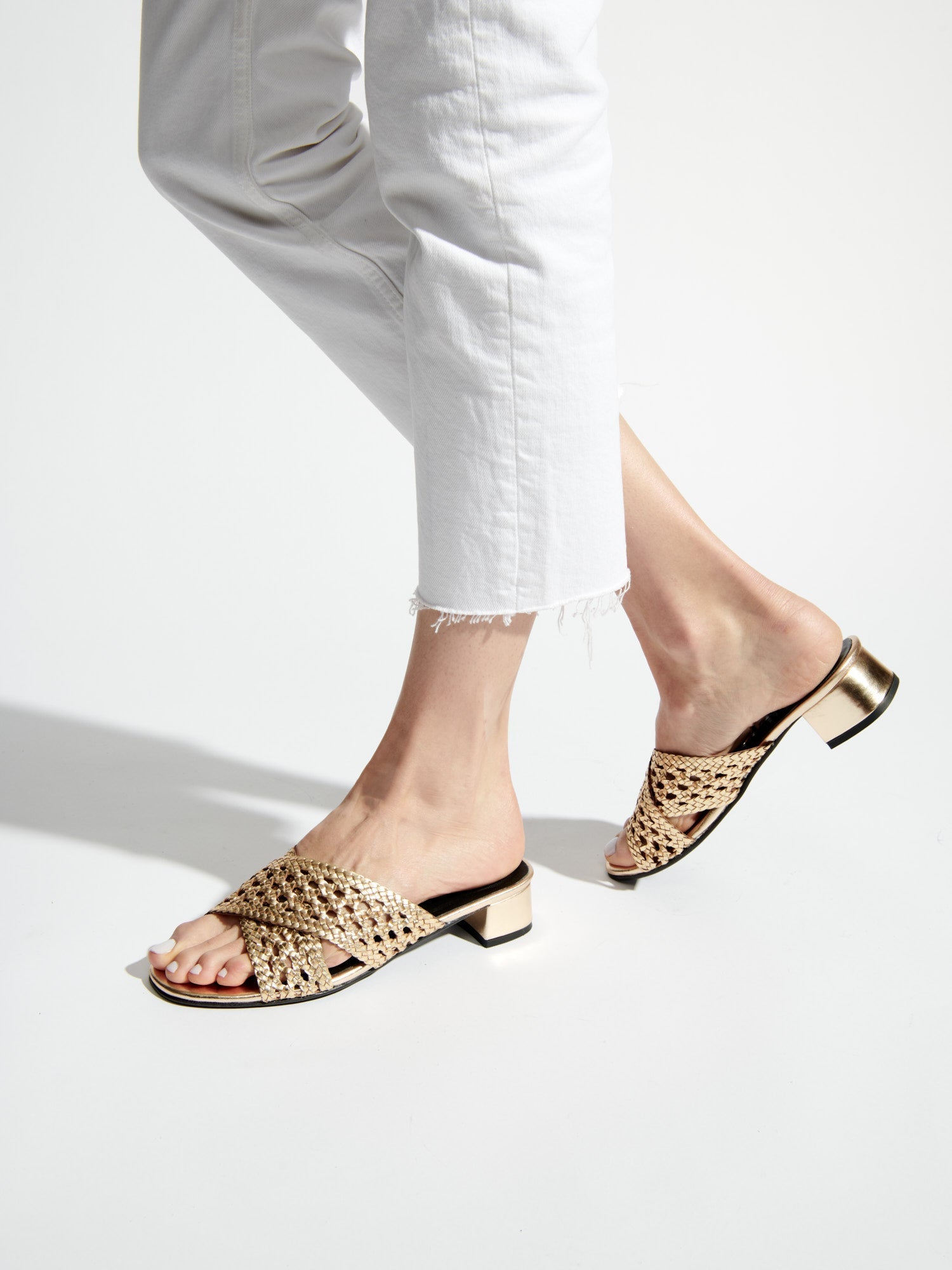 CHOLENA mules talon tresse en cuir or foncé