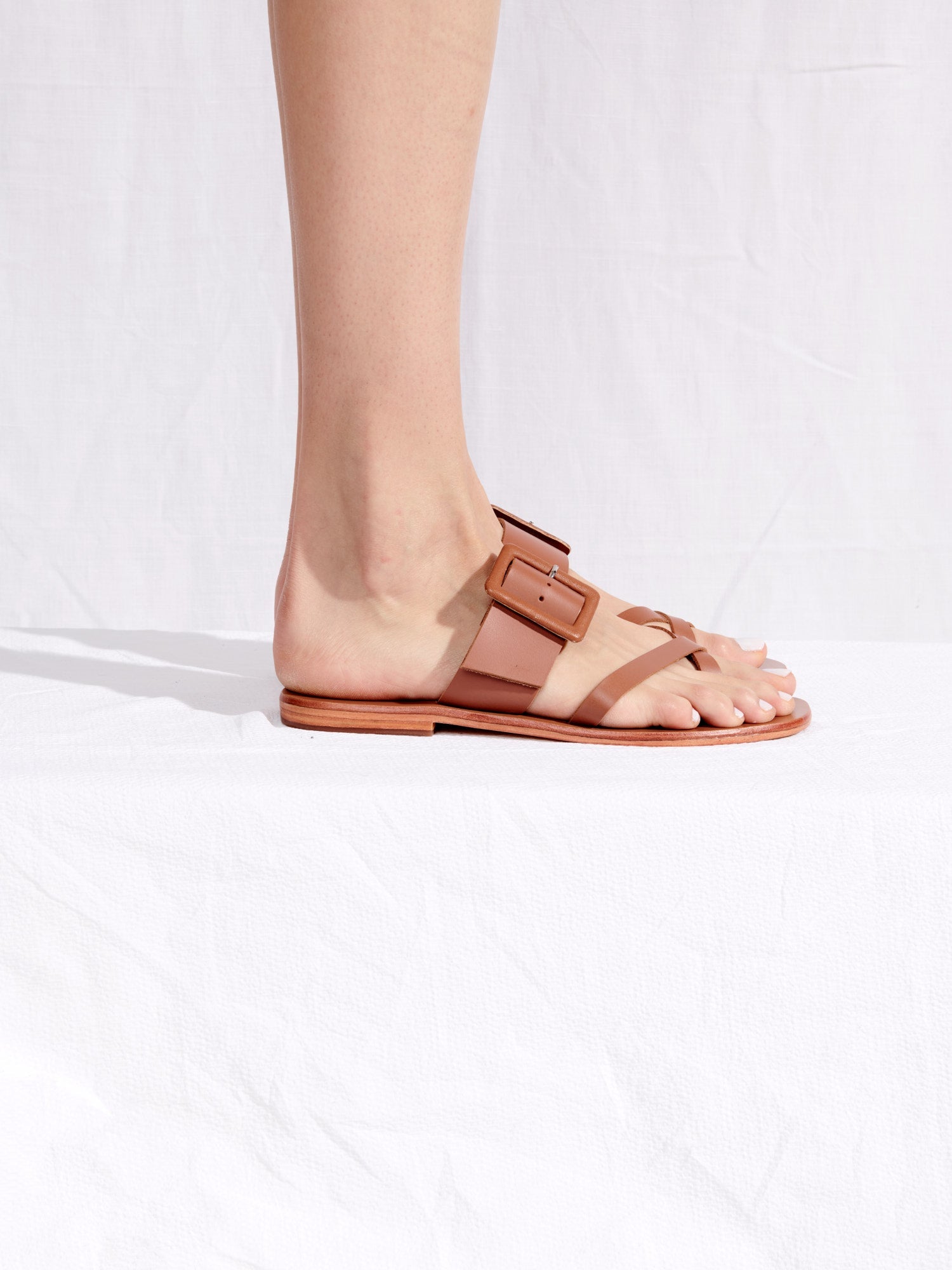 ARSHAD mules entre doigt en cuir camel